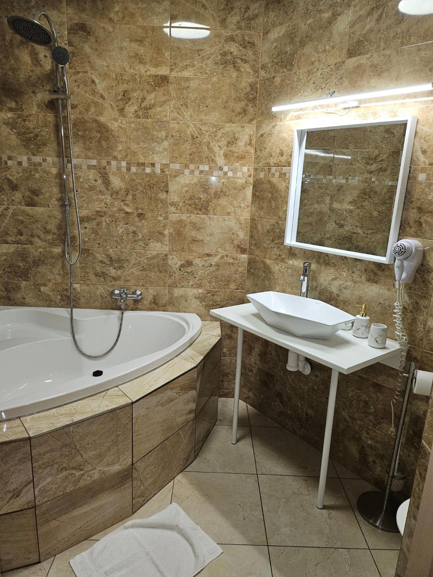 אוסטרבה Hotel Taurus מראה חיצוני תמונה