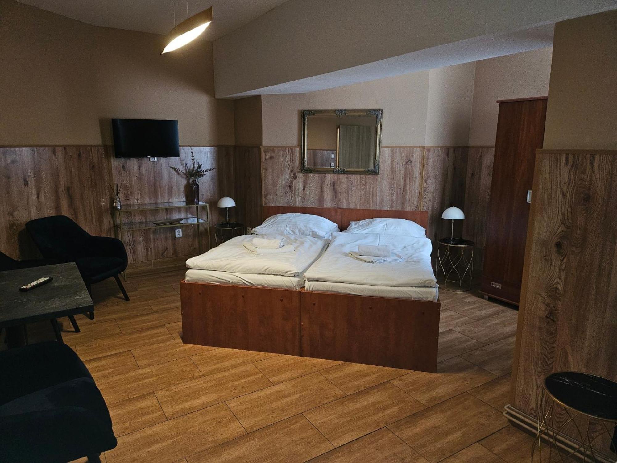 אוסטרבה Hotel Taurus מראה חיצוני תמונה