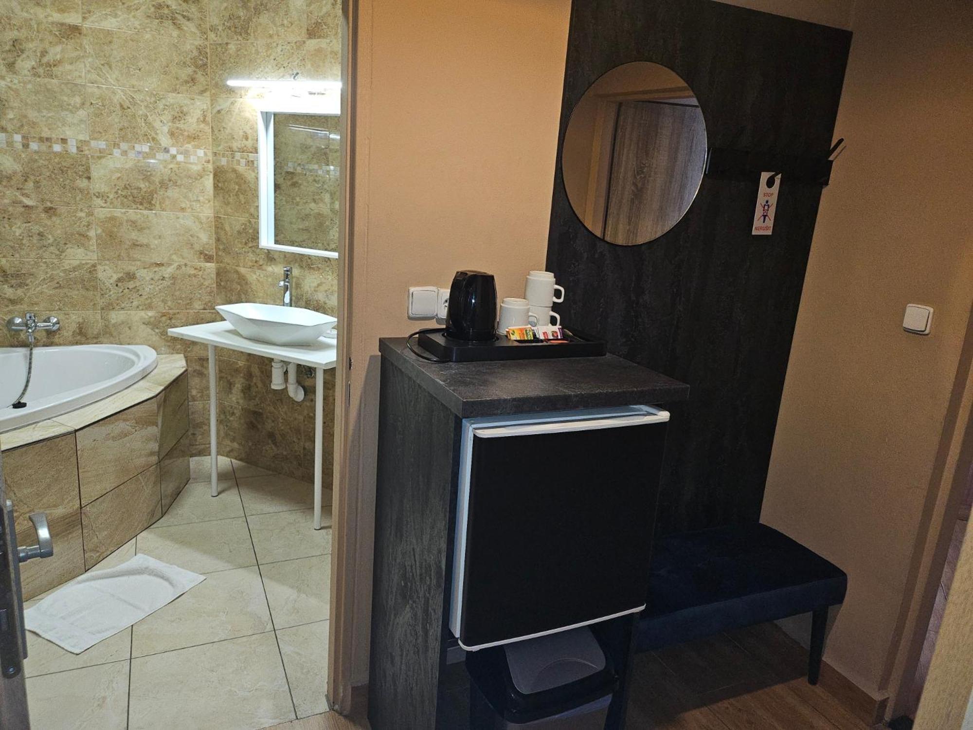 אוסטרבה Hotel Taurus מראה חיצוני תמונה
