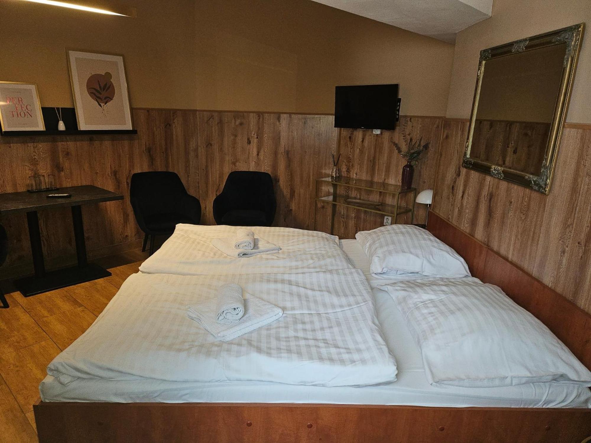 אוסטרבה Hotel Taurus מראה חיצוני תמונה