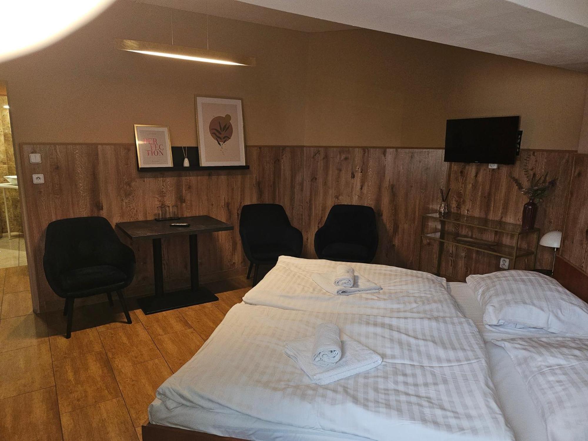 אוסטרבה Hotel Taurus מראה חיצוני תמונה